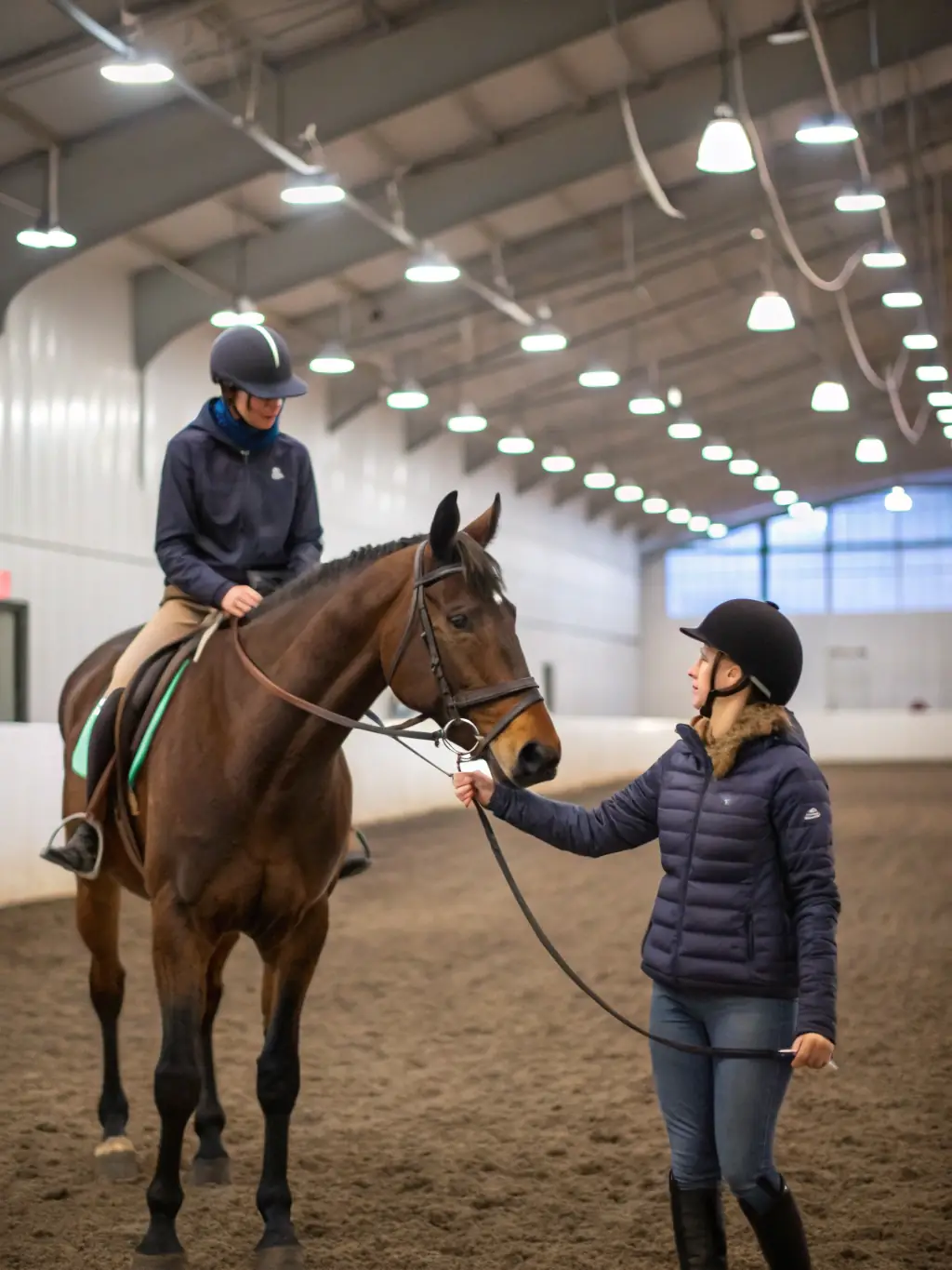 An instructor providing personalized guidance to a rider during a private lesson at RENCONTRES EQUESTRES DE CHAMBERET, emphasizing the individualized attention in our training programs.